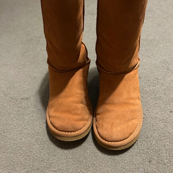 Ugg Classic II Genuine Shearling Lined Boot in Chestnut - Picture 1 of 8